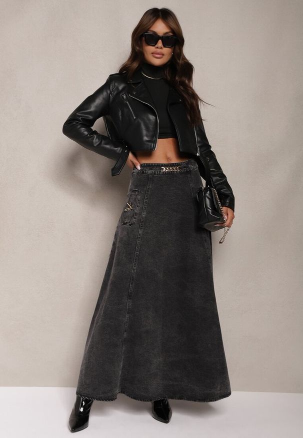 Renee - Czarna Bawełniana Spódnica Maxi Rozkloszowana z Jeansu z Ozdobnym Łańcuszkiem Viralle. Kolor: czarny. Materiał: bawełna, jeans. Sezon: lato. Styl: boho, elegancki