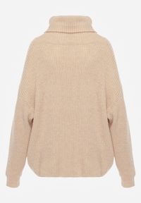 Renee - Beżowy Golf Oversize Malia. Okazja: na co dzień. Typ kołnierza: golf. Kolor: beżowy. Materiał: dzianina, wiskoza, skóra, jeans. Długość rękawa: długi rękaw. Długość: długie. Wzór: prążki, ze splotem. Styl: casual, klasyczny #8