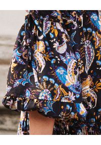 BY CABO - Sukienka Mykonos ze wzorem paisley. Kolor: niebieski. Materiał: wiskoza. Wzór: paisley. Sezon: jesień. Typ sukienki: oversize. Styl: boho #6