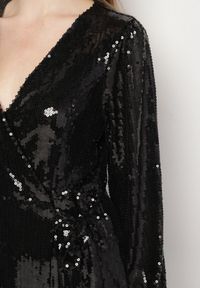 Born2be - Czarna Cekinowa Sukienka o Kopertowym Kroju z Wiązaniem w Talii Eprelle. Okazja: na imprezę. Kolor: czarny. Długość rękawa: długi rękaw. Wzór: aplikacja, gładki. Typ sukienki: kopertowe. Styl: elegancki #7