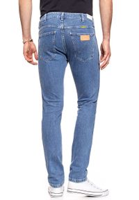 Wrangler - WRANGLER SPODNIE MĘSKIE RETRO TAPERED STRETCH MID W1P8FK054. Stan: obniżony. Wzór: aplikacja. Styl: retro #10