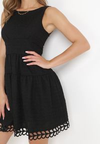 Born2be - Czarna Taliowana Sukienka Mini z Ozdobną Koronką Veronisa. Okazja: na co dzień, na spacer. Kolor: czarny. Materiał: koronka. Wzór: koronka. Styl: casual, wakacyjny. Długość: mini #4