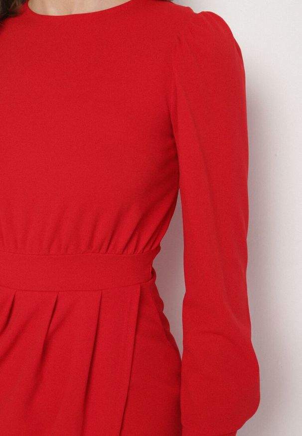 Born2be - Czerwona Sukienka z Marszczeniem i Bufiastymi Rękawami Redenia. Kolor: czerwony. Styl: elegancki, klasyczny