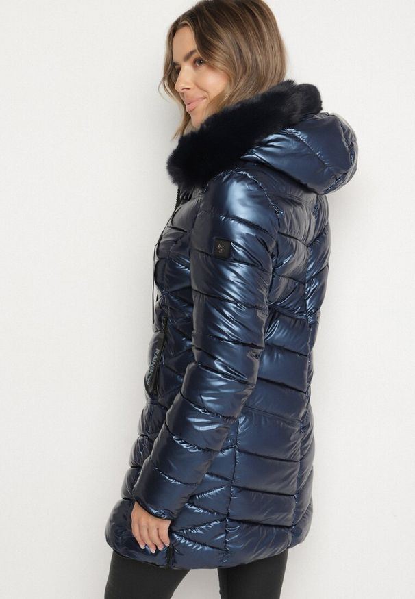 Born2be - Granatowa Pikowana Kurtka o Taliowanym Kroju z Kapturem z Futerkiem Naleanna. Okazja: na co dzień. Typ kołnierza: kaptur. Kolor: niebieski. Materiał: futro. Styl: casual