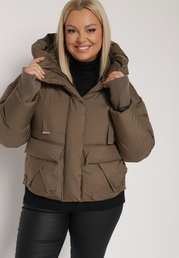 Born2be - Brązowa Pikowana Krótka Kurtka z Nieodpinanym Kapturem i Ozdobnymi Tasiemkami Mevannia. Okazja: na co dzień. Kolor: brązowy. Materiał: jeans. Długość: krótkie. Styl: casual