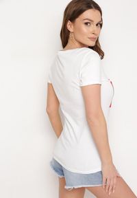 Born2be - Biały T-shirt Kionella. Kolor: biały. Materiał: jeans, bawełna, tkanina. Długość rękawa: krótki rękaw. Długość: krótkie. Wzór: nadruk. Styl: klasyczny, elegancki #3