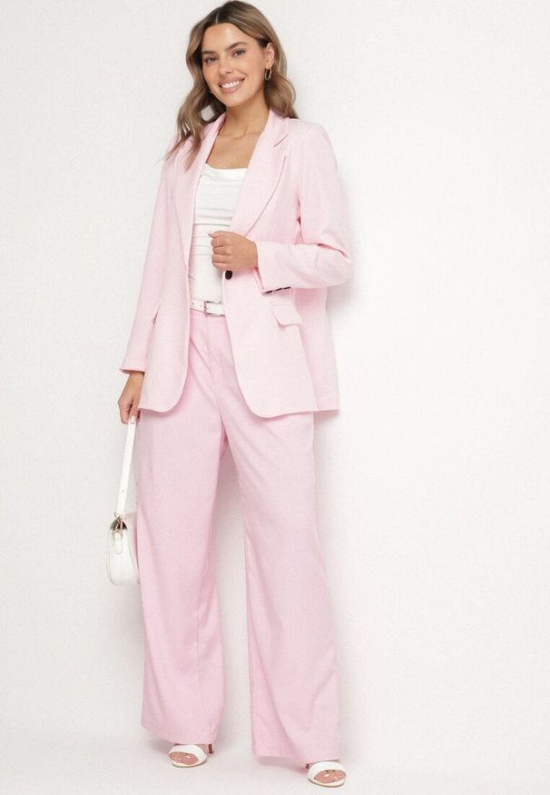 Born2be - Jasnoróżowa Klasyczna Marynarka o Jednorzędowym Kroju z Imitacją Kieszeni Felzeri. Okazja: na co dzień. Kolor: różowy. Materiał: jeans. Sezon: wiosna, lato. Styl: klasyczny