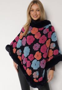 Born2be - Granatowe Wiskozowe Ponczo Ozdobione Futerkiem w Kształcie Kwiatów Leanthra. Okazja: na co dzień. Kolor: niebieski. Materiał: futro, wiskoza. Wzór: aplikacja, kwiaty. Styl: wizytowy, casual #7