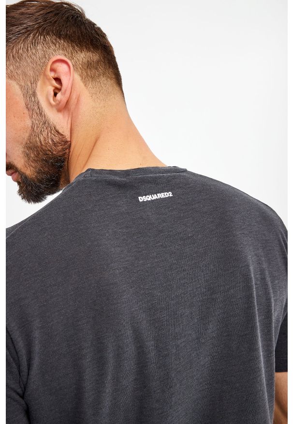 T-SHIRT DSQUARED2. Długość rękawa: krótki rękaw. Długość: krótkie. Wzór: napisy, nadruk