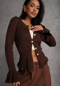 Renee - Brązowy Wiskozowy Kardigan w Prążki z Falbankami i Guzikami z Cyrkoniami Danareia. Okazja: na co dzień, na imprezę. Typ kołnierza: kołnierz z falbankami. Kolor: brązowy. Materiał: wiskoza. Wzór: prążki. Styl: casual #1