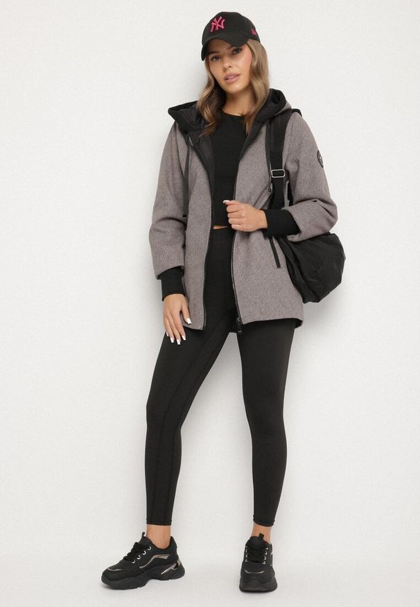 Born2be - Brązowa Kurtka o Pudełkowym Kroju z Kapturem Tulavera. Okazja: na co dzień, na spacer. Typ kołnierza: kaptur. Kolor: brązowy. Materiał: jeans. Styl: casual