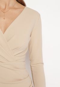 Born2be - Beżowa Sukienka Mini z Kopertowym Dekoltem i Marszczeniami Hiacinta. Typ kołnierza: dekolt kopertowy. Kolor: beżowy. Typ sukienki: kopertowe. Styl: elegancki. Długość: mini #7