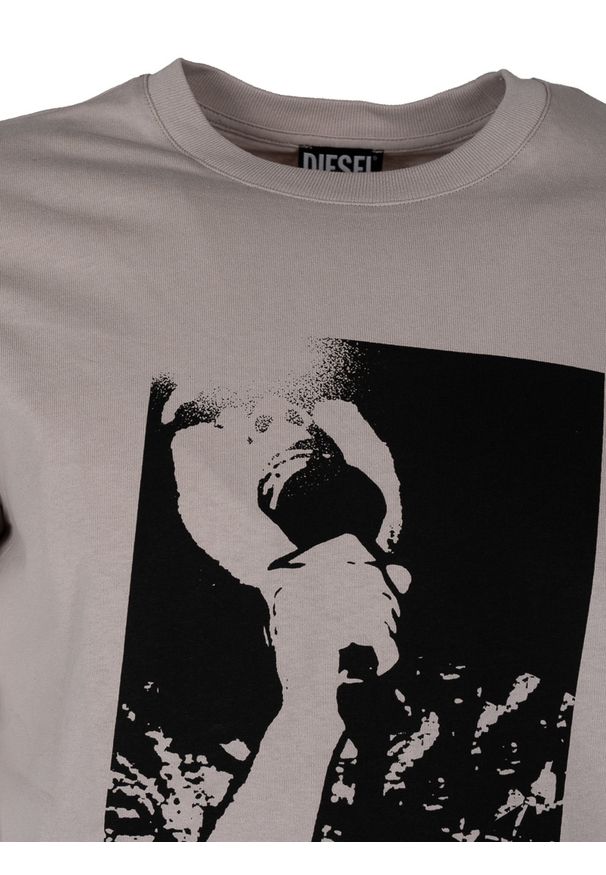 Diesel T-Shirt "Just" | A038130QCAH | Mężczyzna | Piaskowy. Okazja: na co dzień. Materiał: bawełna. Długość: długie. Wzór: jednolity, nadruk. Sezon: lato. Styl: elegancki, casual