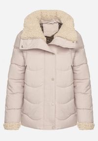 Born2be - Ciemnobeżowa Pikowana Kurtka z Kapturem i Kołnierzem z Futerkiem Typu Baranek Olandia. Okazja: na spacer, na co dzień. Typ kołnierza: kaptur. Kolor: beżowy. Materiał: futro. Styl: casual, sportowy #2