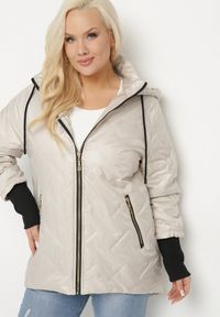 Born2be - Jasnobeżowa Kurtka Pikowana z Odpinanym Kapturem z Dłuższym Tyłem Rivselia. Okazja: na co dzień. Kolor: szary. Materiał: tkanina. Długość: długie. Wzór: aplikacja. Sezon: zima. Styl: klasyczny, casual #6