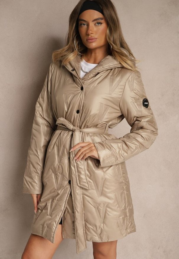 Renee - Ciemnobeżowa Pikowana Kurtka z Kapturem i Wiązanym Paskiem Elladie. Okazja: na co dzień. Typ kołnierza: kaptur. Kolor: beżowy. Materiał: dzianina, jeans. Styl: casual