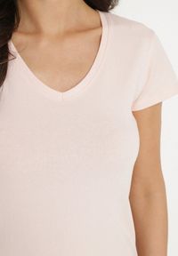 Born2be - Różowy T-shirt z Bawełny z Dekoltem w Serek Liniviela. Okazja: na co dzień. Typ kołnierza: dekolt w serek. Kolor: różowy. Materiał: bawełna. Styl: casual
