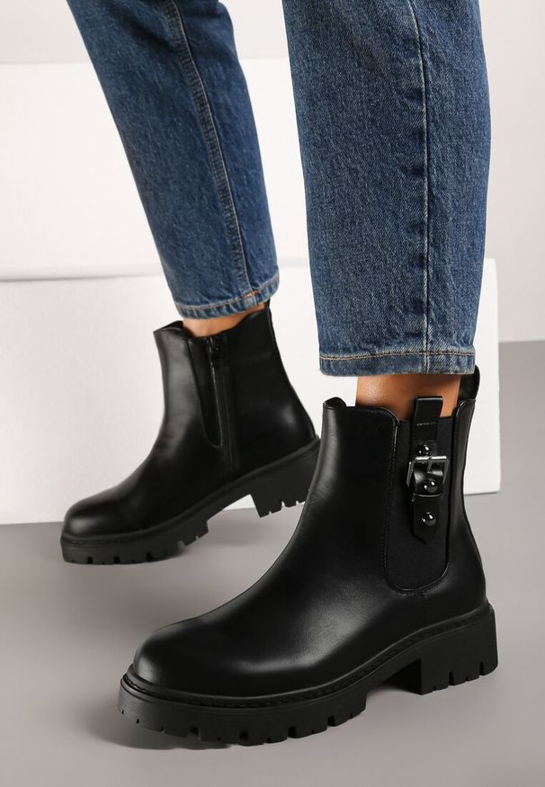 Born2be - Czarne Botki Sztyblety z Ozdobnym Paskiem z Klamrą Xolamia. Zapięcie: klamry. Kolor: czarny. Materiał: skóra, jeans. Styl: elegancki