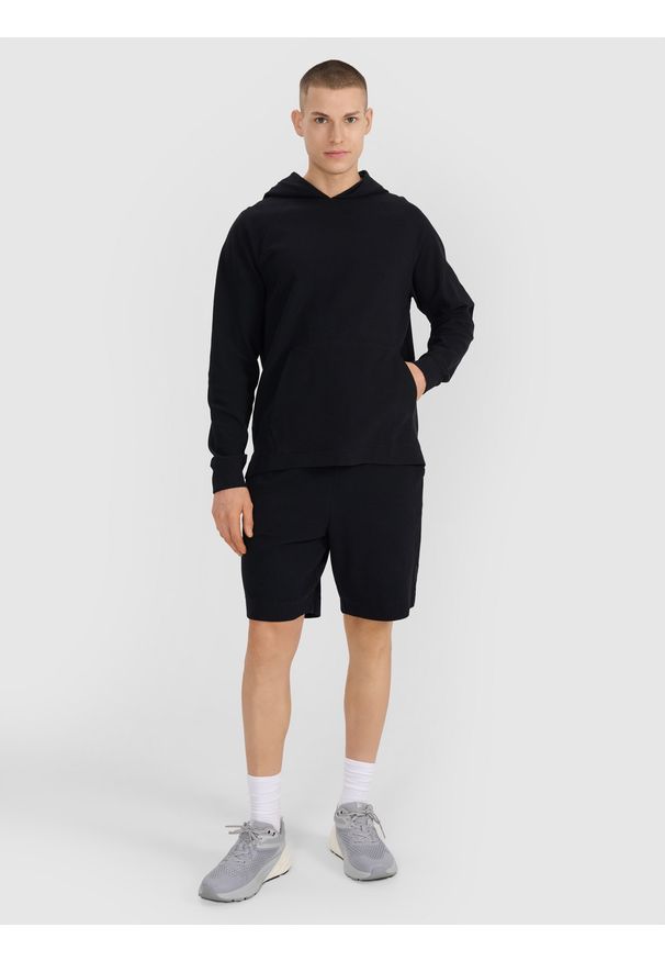 4f - 4F Bluza dresowa nierozpinana z kapturem męska - czarna S. Okazja: na co dzień. Typ kołnierza: kaptur. Kolor: czarny. Materiał: dresówka. Długość rękawa: raglanowy rękaw. Wzór: aplikacja, ze splotem. Styl: casual, elegancki, sportowy