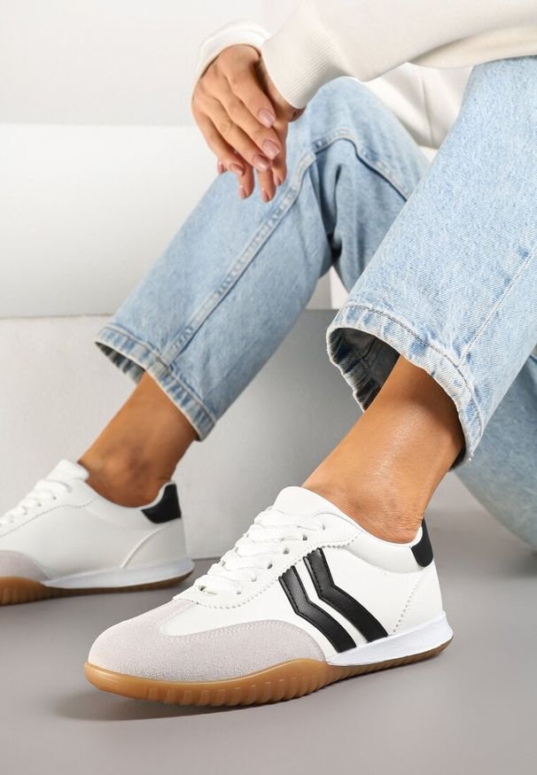 Born2be - Białe Sneakersy w Typie Tenisówek z Ozdobnymi Paskami Zommea. Zapięcie: pasek. Kolor: biały