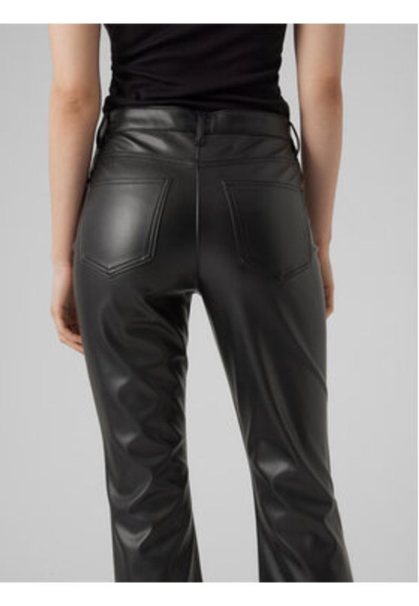 Vero Moda Spodnie z imitacji skóry Selma 10300195 Czarny Flared Fit. Kolor: czarny. Materiał: skóra