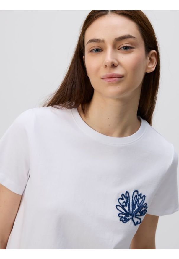 Reserved - T-shirt z naszywaną aplikacją - biały. Kolor: biały. Materiał: bawełna, dzianina. Wzór: aplikacja