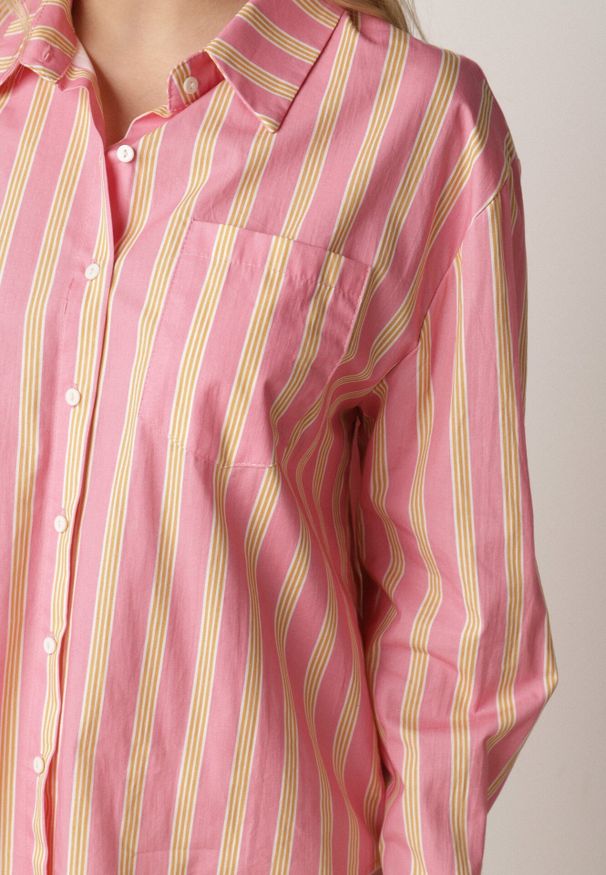 Born2be - Różowa Bawełniana Koszula o Kroju Oversize Ozdobiona Pionowymi Paskami Ulialia. Okazja: na co dzień. Kolor: różowy. Materiał: bawełna. Wzór: aplikacja. Styl: klasyczny, casual