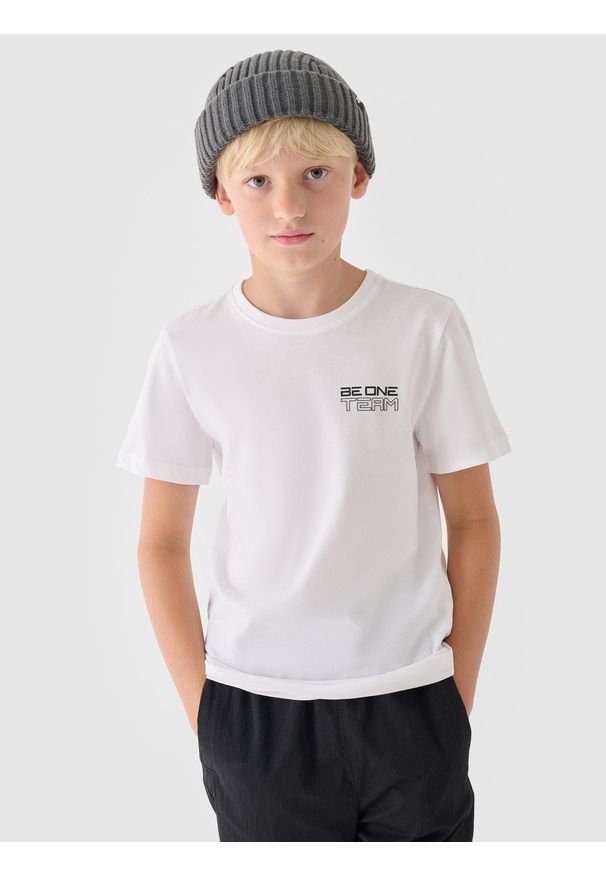 4f - 4F T-shirt z nadrukiem chłopięcy - biały 146 (10-11 lat). Okazja: na co dzień. Kolor: biały. Materiał: bawełna, jersey, dzianina. Długość rękawa: krótki rękaw. Długość: krótkie. Wzór: nadruk. Sezon: lato. Styl: sportowy, klasyczny, casual