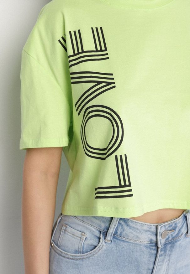 Born2be - Zielony Krótki Bawełniany T-shirt z Napisem Sannirra. Okazja: na co dzień. Kolor: zielony. Materiał: bawełna. Długość: krótkie. Wzór: napisy. Styl: casual, klasyczny