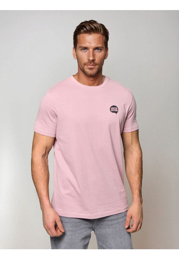 Sinsay - Bawełniana koszulka z krótkim rękawem - różowy. Kolor: różowy. Materiał: bawełna. Długość rękawa: krótki rękaw. Długość: krótkie