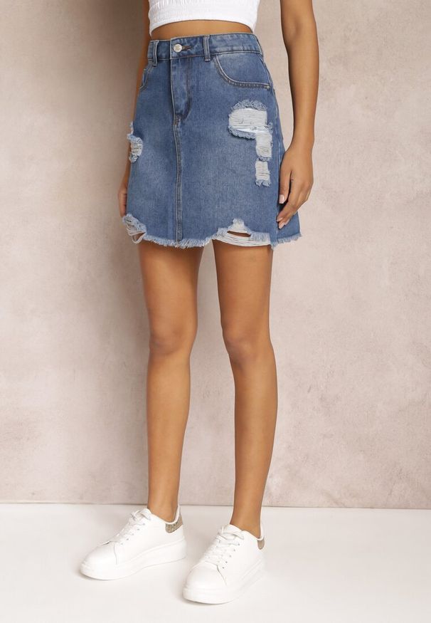 Renee - Niebieska Spódnica Jeansowa Mini Ozdobiona Licznymi Przetarciami Lerira. Kolor: niebieski. Materiał: jeans. Wzór: aplikacja