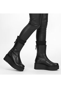 Czarne Botki Maciejka Stylowe Buty Damskie Na Platformie. Okazja: na co dzień. Kolor: czarny. Materiał: skóra. Szerokość cholewki: normalna. Obcas: na platformie. Styl: elegancki #1