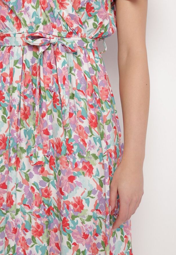 Born2be - Różowo-Niebieska Sukienka Midi z Wiskozowej Tkaniny w Kwiaty Relas. Typ kołnierza: dekolt kopertowy. Kolor: różowy. Materiał: tkanina, wiskoza. Długość rękawa: krótki rękaw. Wzór: kwiaty. Typ sukienki: kopertowe. Styl: wakacyjny. Długość: midi