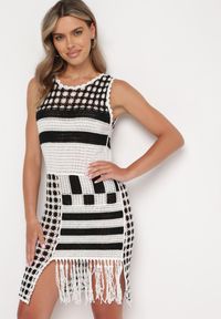 Born2be - Biało-Czarna Dopasowana Sukienka z Bawełny o Ażurowym Wykończeniu bez Rękawów Balmalia. Okazja: na imprezę, na co dzień. Kolor: biały. Materiał: bawełna. Długość rękawa: bez rękawów. Wzór: ażurowy. Typ sukienki: proste, dopasowane. Styl: elegancki, casual, wakacyjny, wizytowy #4