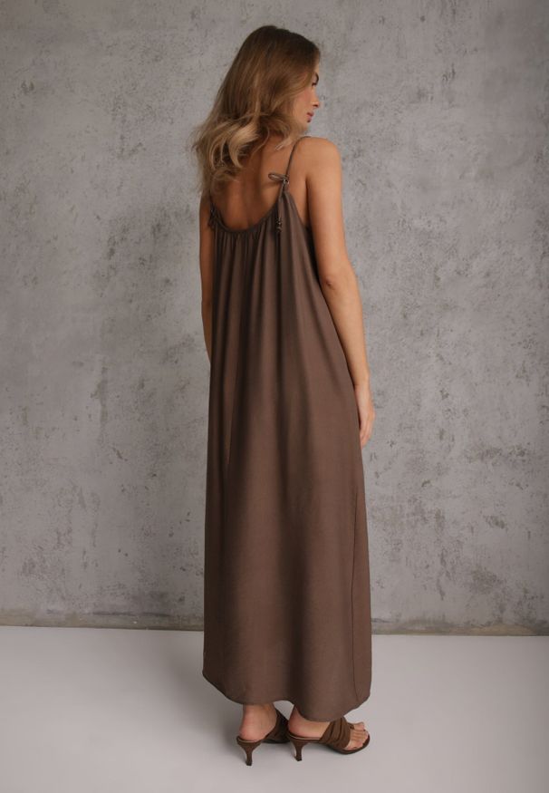 Renee - Ciemnobrązowa Wiskozowa Sukienka Boho o Pudełkowym Kroju na Ramiączkach z Koralikami Aleino. Okazja: na co dzień. Kolekcja: plus size. Kolor: brązowy. Materiał: wiskoza. Długość rękawa: na ramiączkach. Typ sukienki: dla puszystych. Styl: boho