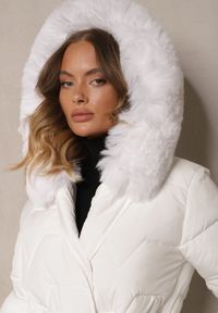 Renee - Biała Kurtka z Pikowanymi Przeszyciami i Kapturem z Futerkiem Wiązana w Pasie Attelisse. Okazja: na co dzień, na spacer. Kolor: biały. Materiał: futro. Styl: casual, elegancki #3