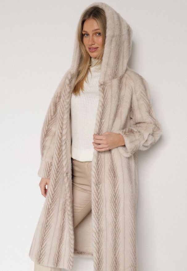 Born2be - Jasnobeżowy Płaszcz Futerko w Pionowy Wzór z Kapturem Cahroris. Typ kołnierza: kaptur. Kolor: beżowy. Materiał: futro. Styl: elegancki, klasyczny