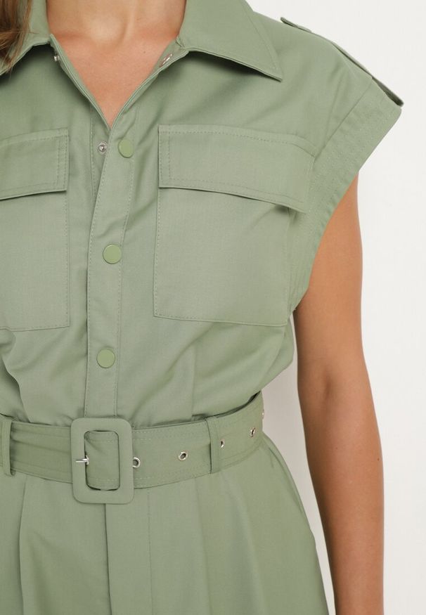 Born2be - Ciemnobeżowy Kombinezon bez Rękawów Zapinany na Guziki z Materiałowym Paskiem Tiamarlia. Okazja: na co dzień. Kolor: beżowy. Materiał: materiał. Długość rękawa: bez rękawów. Styl: casual, klasyczny