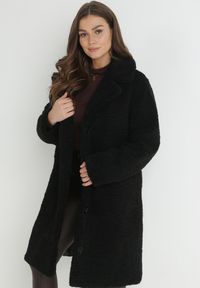 Born2be - Czarny Płaszcz Futrzany Teddy Gavi. Okazja: na co dzień, na spacer. Kolor: czarny. Materiał: futro. Sezon: zima. Styl: klasyczny, casual, elegancki #5