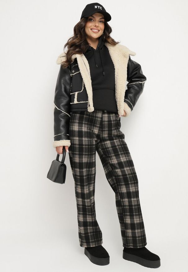 Born2be - Czarno-Szare Spodnie w Kratę o Szerokim Kroju z Gumką w Talii i Kieszeniami Ocieplane Polarem Sanilin. Okazja: na co dzień. Kolor: czarny. Materiał: polar. Styl: casual