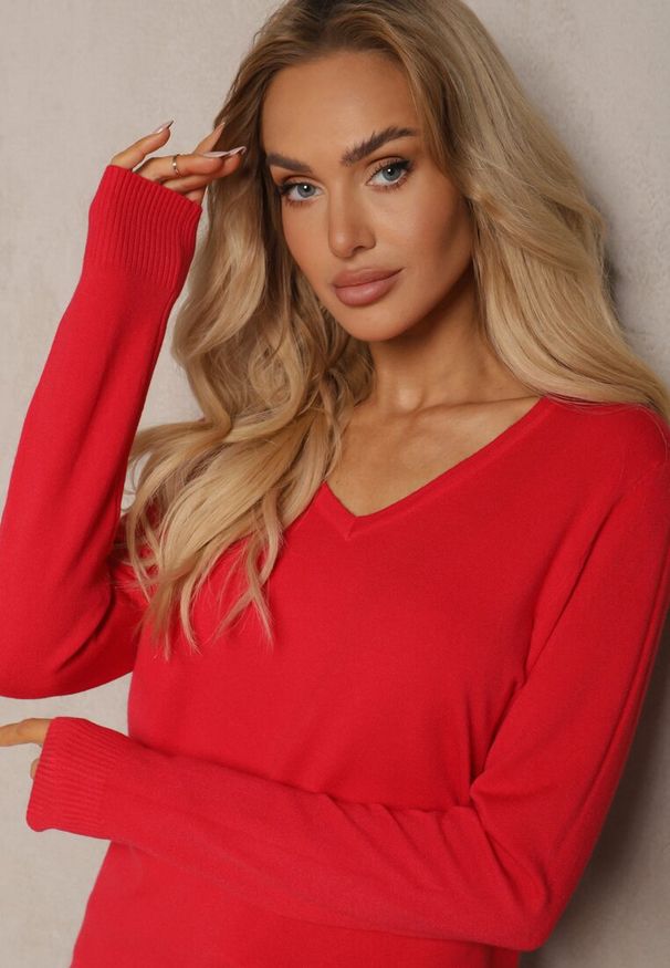 Renee - Czerwony Minimalistyczny Sweter z Dekoltem w Kształcie Litery V Sinovae. Okazja: na co dzień. Typ kołnierza: dekolt w kształcie V. Kolor: czerwony. Materiał: jeans. Styl: elegancki, casual