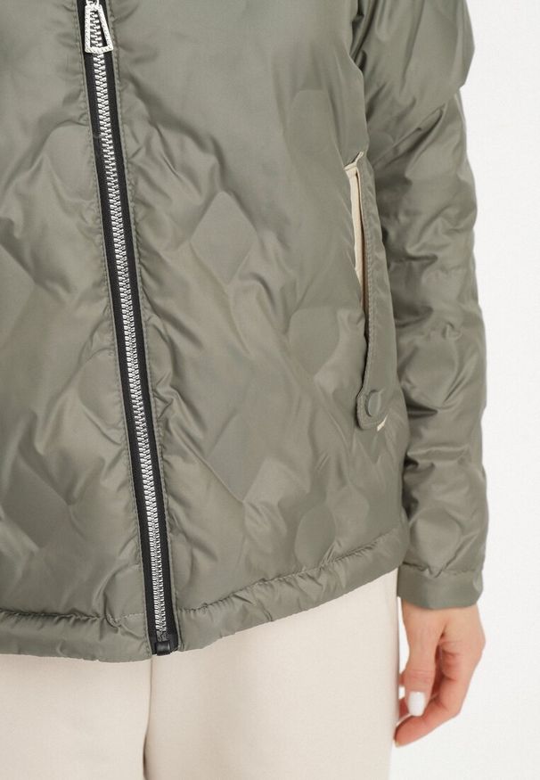 Born2be - Zielona Pikowana Kurtka o Dwustronnym Kroju z Odpinanym Kapturem Zeorina. Okazja: na co dzień. Kolor: zielony. Materiał: jeans. Wzór: gładki. Styl: casual, elegancki