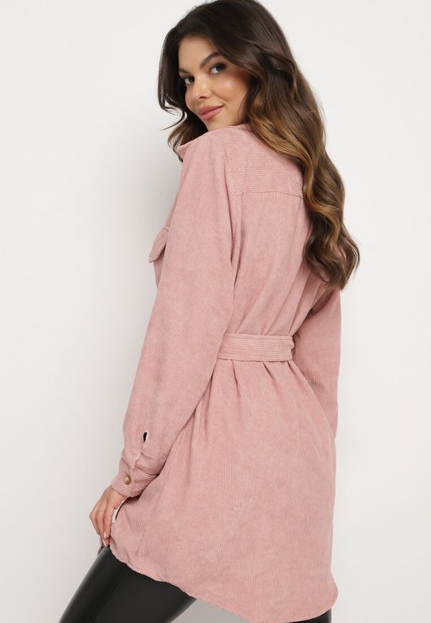 Born2be - Różowa Koszula o Długim Fasonie ze Sztruksu z Paskiem na Klamerkę Nawin. Kolor: różowy. Materiał: sztruks. Długość: długie