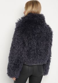 Born2be - Granatowa Krótka Kurtka Futerko z Wysokim Kołnierzem i Długim Włosiem Lanalia. Okazja: na co dzień, na spacer. Kolor: niebieski. Materiał: futro. Długość: krótkie. Styl: casual #2