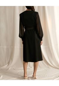 Marella - MARELLA - Czarna sukienka marynarkowa Fabbro. Kolor: czarny. Długość rękawa: długi rękaw. Typ sukienki: dopasowane, asymetryczne. Styl: klasyczny. Długość: midi #4