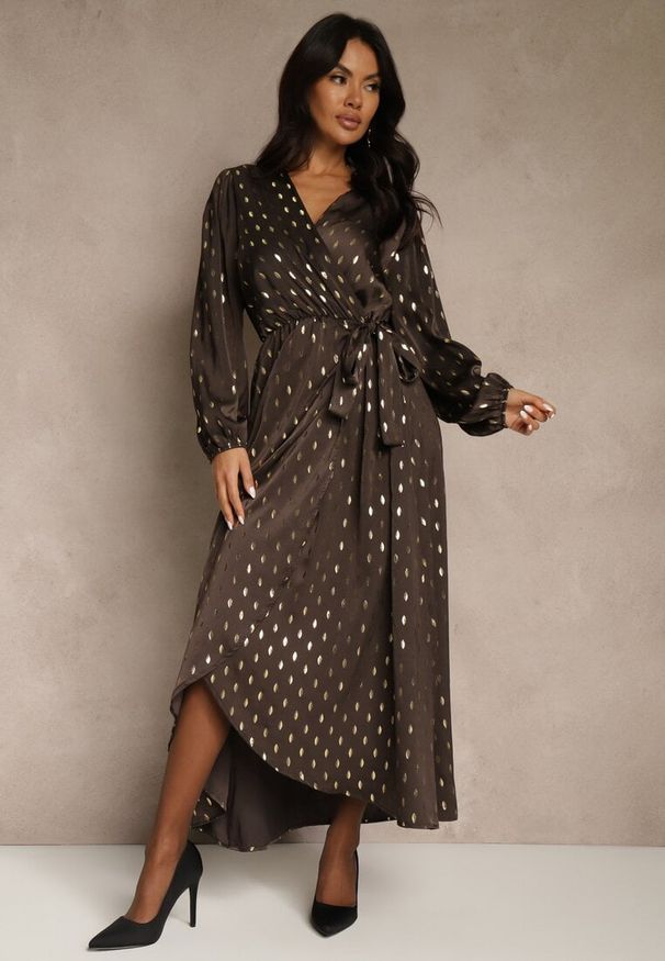 Renee - Brązowa Wiązana Sukienka o Kopertowym Kroju Zdobiona Metalicznym Printem Reinora. Kolor: brązowy. Wzór: nadruk, aplikacja. Typ sukienki: kopertowe