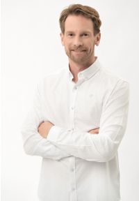 Volcano - Biała koszula w kropki K-MACAS. Okazja: na co dzień. Kolor: biały. Materiał: materiał, bawełna, włókno. Długość rękawa: długi rękaw. Długość: długie. Wzór: kropki. Styl: casual, klasyczny, elegancki #1