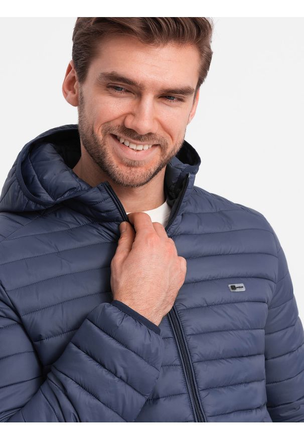 Ombre Clothing - Kurtka męska pikowana pakowana w worek - granatowa V1. Typ kołnierza: kołnierzyk stójkowy. Kolor: niebieski. Materiał: nylon, poliester, materiał