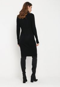 Born2be - Czarna Midi Sukienka z Golfem o Pudełkowym Kroju i Długimi Rękawami ze Ściągaczami Yvonnena. Typ kołnierza: golf. Kolor: czarny. Długość rękawa: długi rękaw. Długość: midi #5