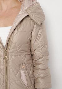 Born2be - Ciemnobeżowa Pikowana Kurtka z Kapturem i Rękawami ze Ściągaczami Melorisea. Okazja: do pracy, na spacer, na spotkanie biznesowe. Typ kołnierza: kaptur. Kolor: beżowy. Materiał: dzianina, jeans. Styl: elegancki, biznesowy #3